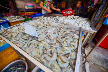 Mekong Tayland 23-23 Mayıs 2023 Maeklong Tren İstasyonu sebze ve meyve pazarından görüntüler.