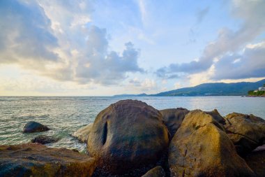 Andaman Denizi 'nden Tayland, Phuket plajlı güzel bir manzara..