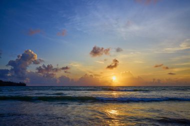 Andaman Denizi 'nden Tayland, Phuket plajlı güzel bir manzara..
