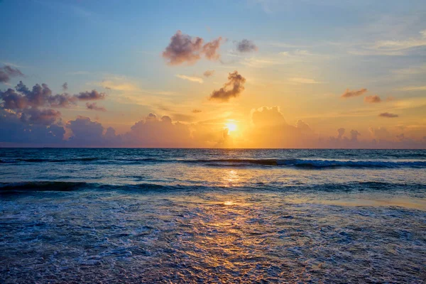 Andaman Denizi 'nden Tayland, Phuket plajlı güzel bir manzara..