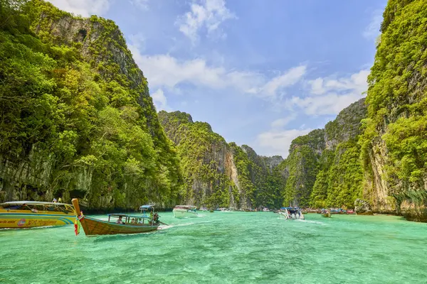 Phuket Tayland 26 Mayıs 2023. Phi Phi Adaları Tur Resimleri, Seyahat Manzarası.