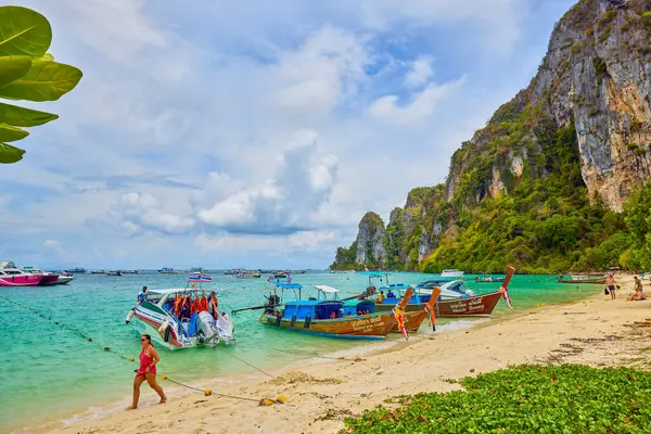 Phuket Tayland 26 Mayıs 2023. Phi Phi Adaları Tur Resimleri, Seyahat Manzarası.