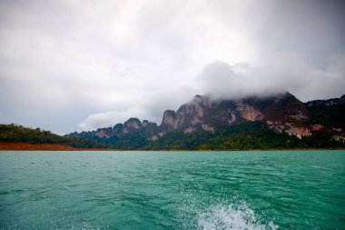 Tayland 'dan manzara, Khao Sok Ulusal Parkı, yağmurlu bir günde.
