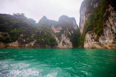 Tayland 'dan manzara, Khao Sok Ulusal Parkı, yağmurlu bir günde.