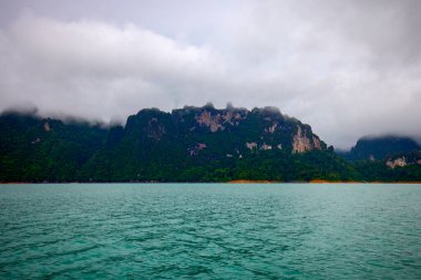 Tayland 'dan manzara, Khao Sok Ulusal Parkı, yağmurlu bir günde.