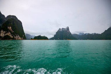 Tayland 'dan manzara, Khao Sok Ulusal Parkı, yağmurlu bir günde.