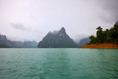 Tayland 'dan manzara, Khao Sok Ulusal Parkı, yağmurlu bir günde.