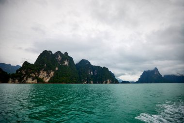 Tayland 'dan manzara, Khao Sok Ulusal Parkı, yağmurlu bir günde.