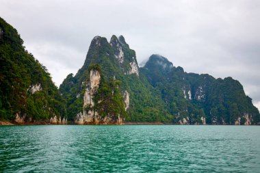 Tayland 'dan manzara, Khao Sok Ulusal Parkı, yağmurlu bir günde.