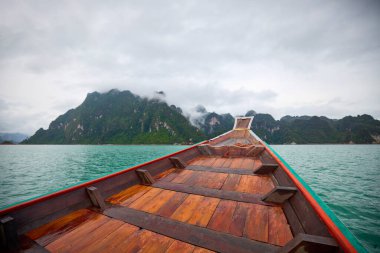 Tayland 'dan manzara, Khao Sok Ulusal Parkı, yağmurlu bir günde.