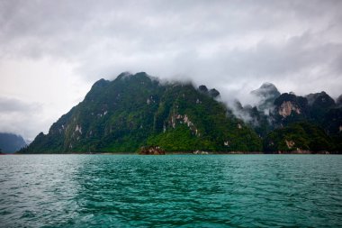 Tayland 'dan manzara, Khao Sok Ulusal Parkı, yağmurlu bir günde.