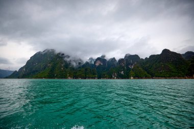 Tayland 'dan manzara, Khao Sok Ulusal Parkı, yağmurlu bir günde.