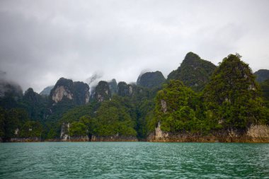 Tayland 'dan manzara, Khao Sok Ulusal Parkı, yağmurlu bir günde.