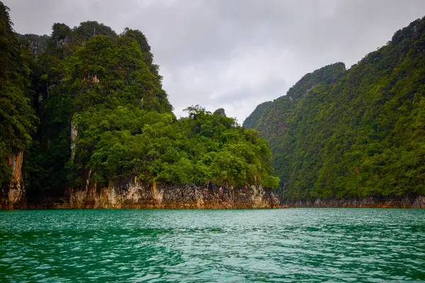 Tájkép Thaiföldről Khao Sok Nemzeti Park Egy Esős Napon — Stock Fotó