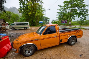 Khao Sok Tayland 28 Mayıs 2023. Khao Sok Milli Parkı, yağmurlu bir günde.
