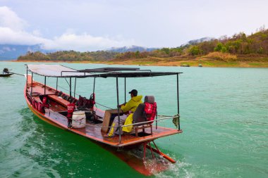 Khao Sok Tayland 28 Mayıs 2023. Khao Sok Milli Parkı, yağmurlu bir günde.