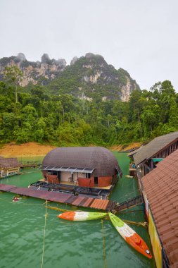 Khao Sok Tayland 28 Mayıs 2023. Khao Sok Milli Parkı, yağmurlu bir günde.