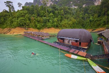 Khao Sok Tayland 28 Mayıs 2023. Khao Sok Milli Parkı, yağmurlu bir günde.