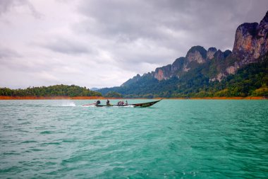 Khao Sok Tayland 28 Mayıs 2023. Khao Sok Milli Parkı, yağmurlu bir günde.