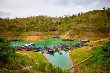 Khao Sok Tayland 28 Mayıs 2023. Khao Sok Milli Parkı, yağmurlu bir günde.