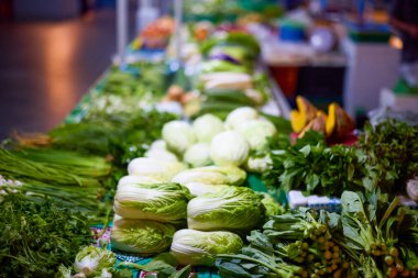 Tayland 'daki bir marketten alınmış yiyecek görüntüleri. Bulanık olarak seçmeli odak.