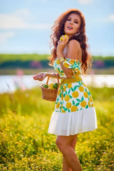 Portret Pięknej Kobiety Cytrynami Łące Nad Jeziorem — Zdjęcie stockowe