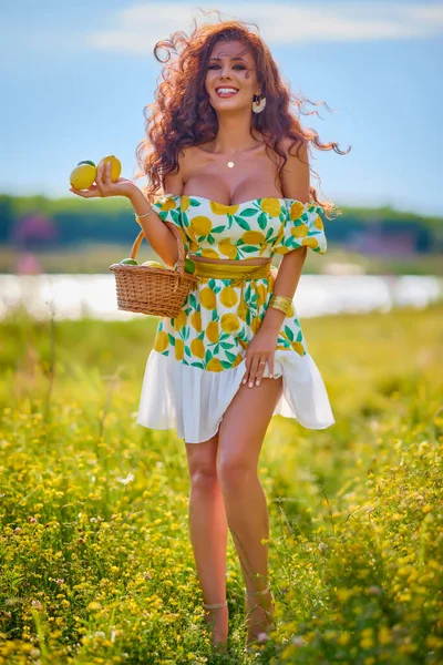 Portrait Beautiful Woman Lemons Meadow Lake — Stock Photo, Image