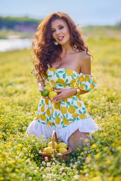 Retrato Una Hermosa Mujer Con Limones Prado Cerca Lago —  Fotos de Stock