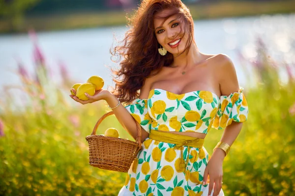 Ritratto Una Bella Donna Con Limoni Prato Vicino Lago — Foto Stock