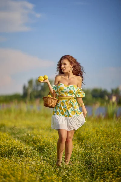 Porträt Einer Schönen Frau Mit Zitronen Auf Einer Wiese See — Stockfoto