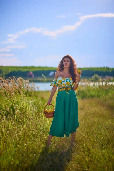 Portrait Une Belle Femme Avec Des Citrons Sur Une Prairie — Photo