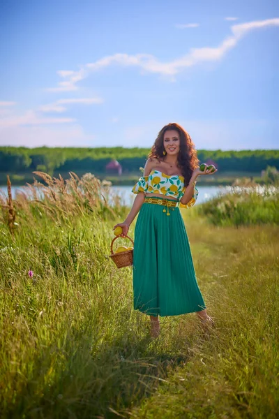 Portret Pięknej Kobiety Cytrynami Łące Nad Jeziorem — Zdjęcie stockowe