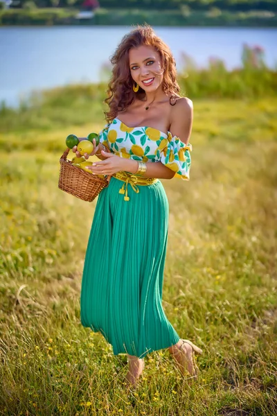 Retrato Una Hermosa Mujer Con Limones Prado Cerca Lago —  Fotos de Stock