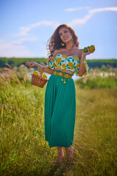 Портрет Красивої Жінки Лимонами Лузі Біля Озера — стокове фото