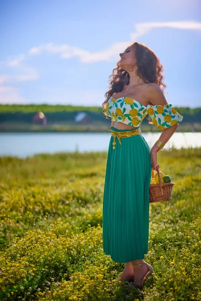 Retrato Una Hermosa Mujer Con Limones Prado Cerca Lago — Foto de Stock