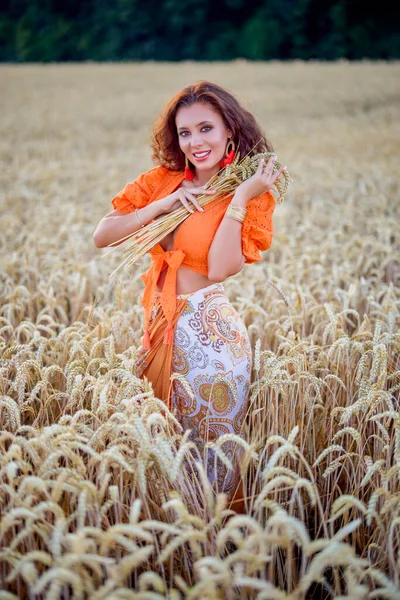 Красивая Женщина Длинными Волосами Позирующая Поле Пшеницы Концептуальный Образ Моды — стоковое фото