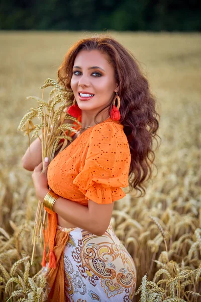 Красива Жінка Довгим Волоссям Позує Полі Пшениці Концептуальний Образ Моди — стокове фото