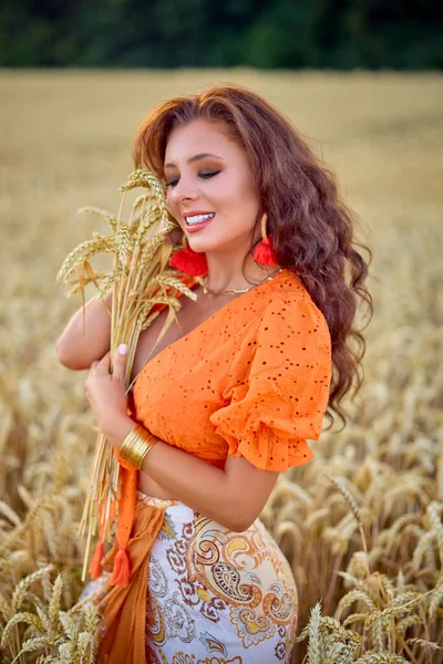 Красива Жінка Довгим Волоссям Позує Полі Пшениці Концептуальний Образ Моди — стокове фото