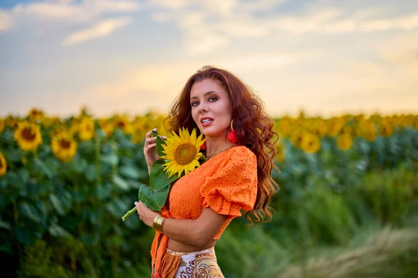 Portretul Unei Femei Frumoase Lângă Câmp Floarea Soarelui Într Însorită — Fotografie, imagine de stoc