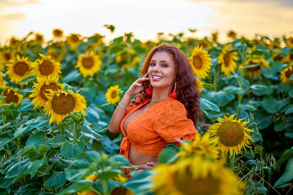 Portret Pięknej Kobiety Pobliżu Pola Słoneczników Słoneczny Dzień Zachodzie Słońca — Zdjęcie stockowe