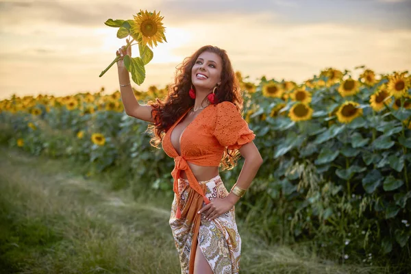 Portret Pięknej Kobiety Pobliżu Pola Słoneczników Słoneczny Dzień Zachodzie Słońca — Zdjęcie stockowe