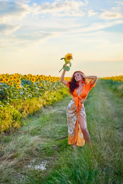 Portret Van Een Mooie Vrouw Bij Een Veld Van Zonnebloemen — Stockfoto
