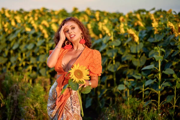 Портрет Красивої Жінки Біля Поля Соняшників Сонячний День Заході Сонця — стокове фото