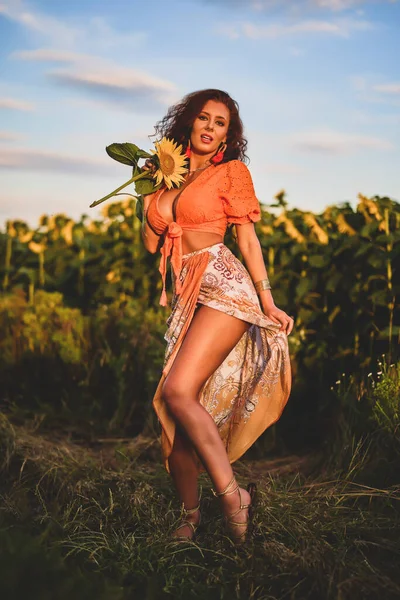 Porträt Einer Schönen Frau Der Nähe Eines Sonnenblumenfeldes Einem Sonnigen — Stockfoto