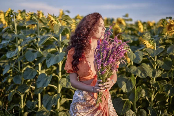 Retrato Una Hermosa Mujer Cerca Campo Girasoles Día Soleado Atardecer —  Fotos de Stock