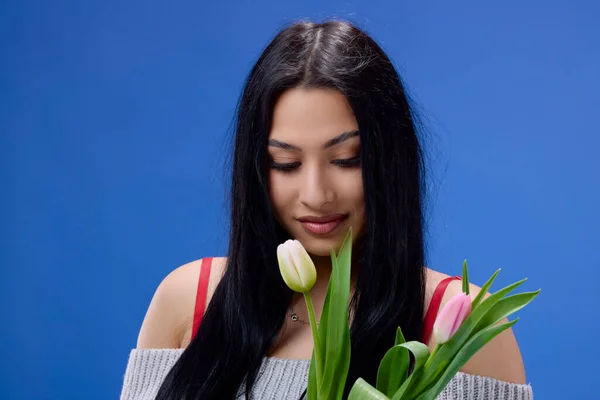 Piękna Młoda Kobieta Tulipanami Ręku Pozująca Studio Niebieskim Tle — Zdjęcie stockowe