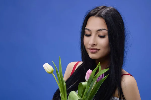 Een Mooie Jonge Vrouw Met Tulpen Haar Hand Poserend Studio — Stockfoto