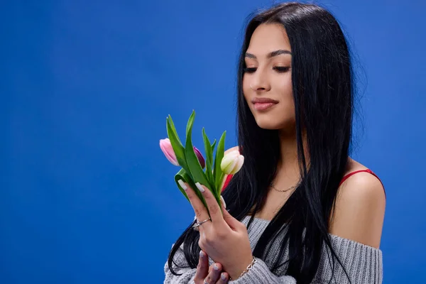 Piękna Młoda Kobieta Tulipanami Ręku Pozująca Studio Niebieskim Tle — Zdjęcie stockowe