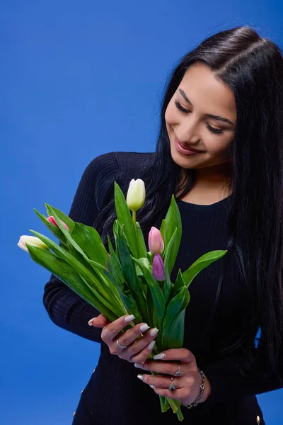 Beautiful Young Woman Tulips Her Hand Posing Studio Blue Background — Stock Photo, Image