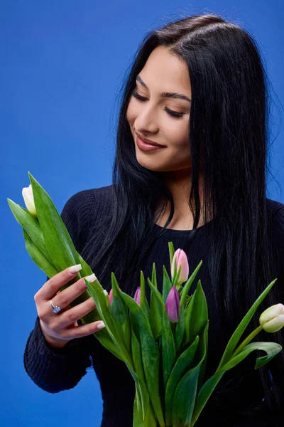 Une Belle Jeune Femme Avec Des Tulipes Main Posant Studio — Photo